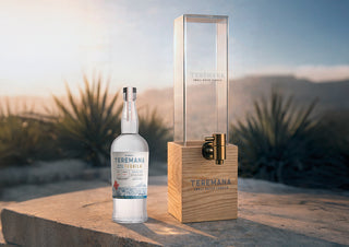Teremana Tower Bundle: Blanco mit Acryl-Dispenser vor Agavenlandschaft in Jalisco, Mexiko