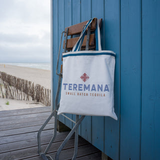 Teremana Tote Bag an Stuhl vor blauer Strandkabine, Meer und Sanddünen im Hintergrund